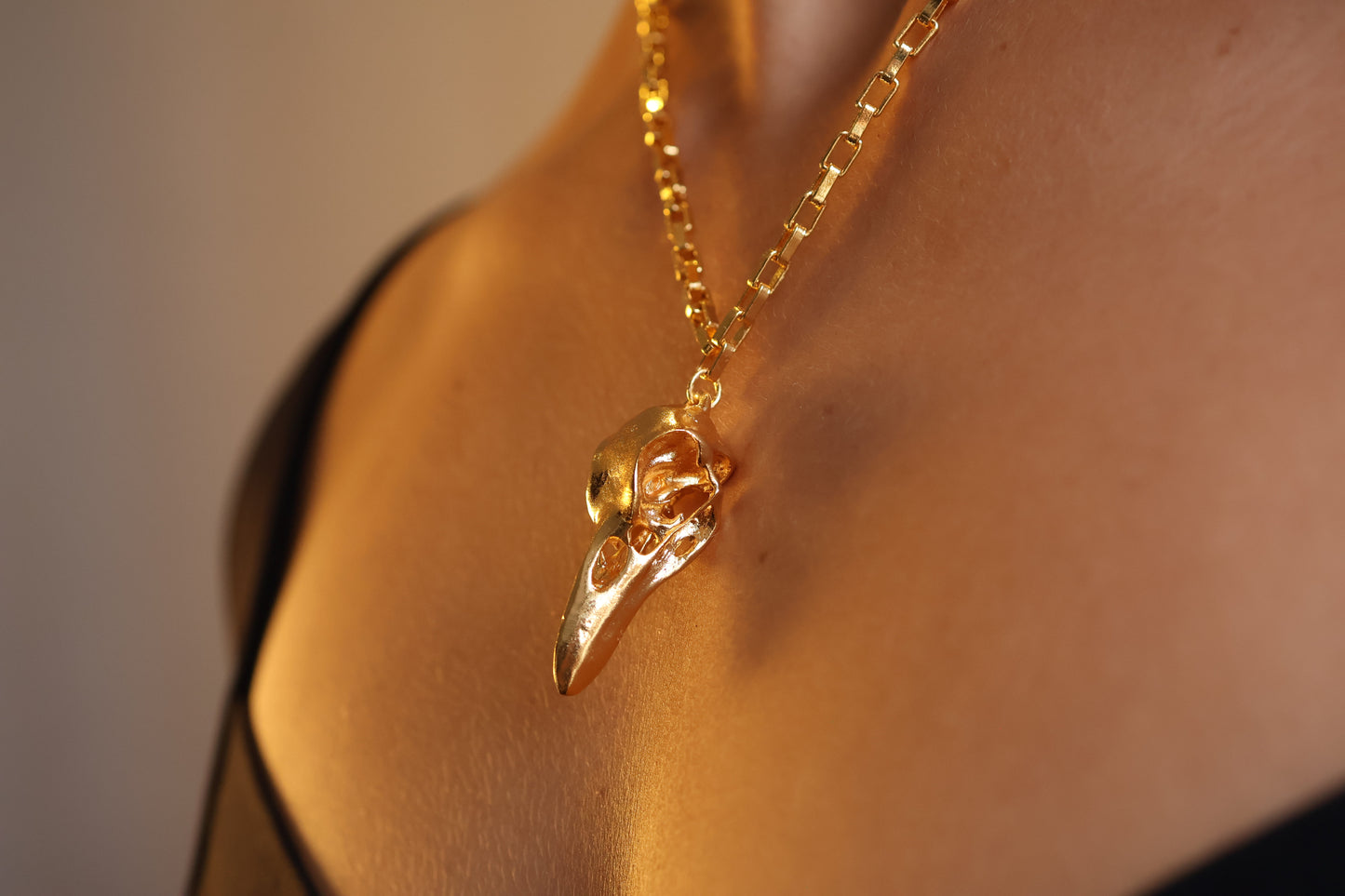 Collar con dije de cuervo (Big) bañado en oro 24K