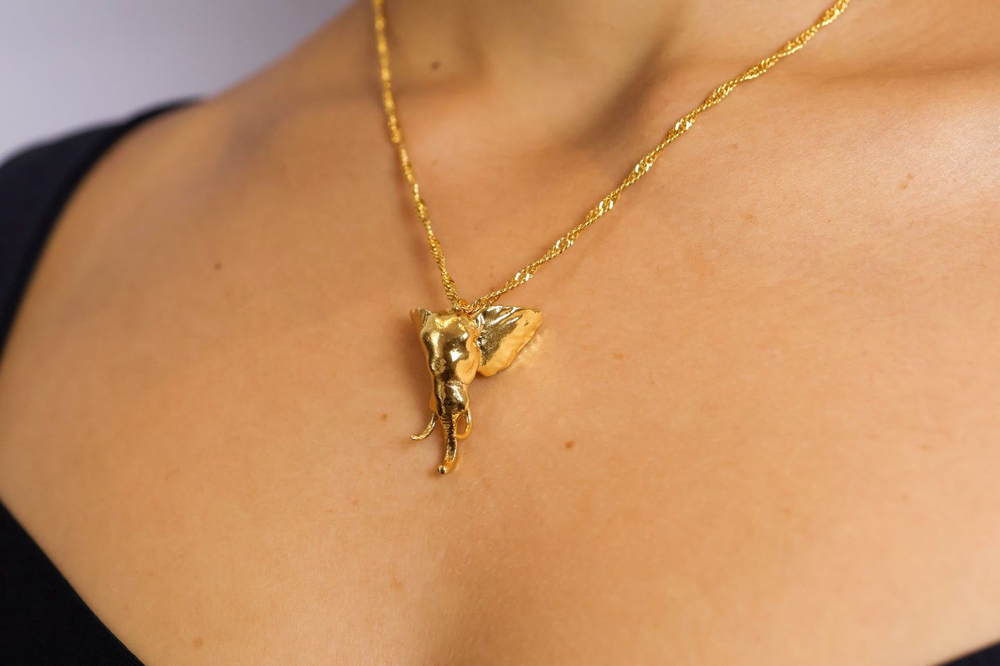 Collar con dije de elefante bañado en oro 24K