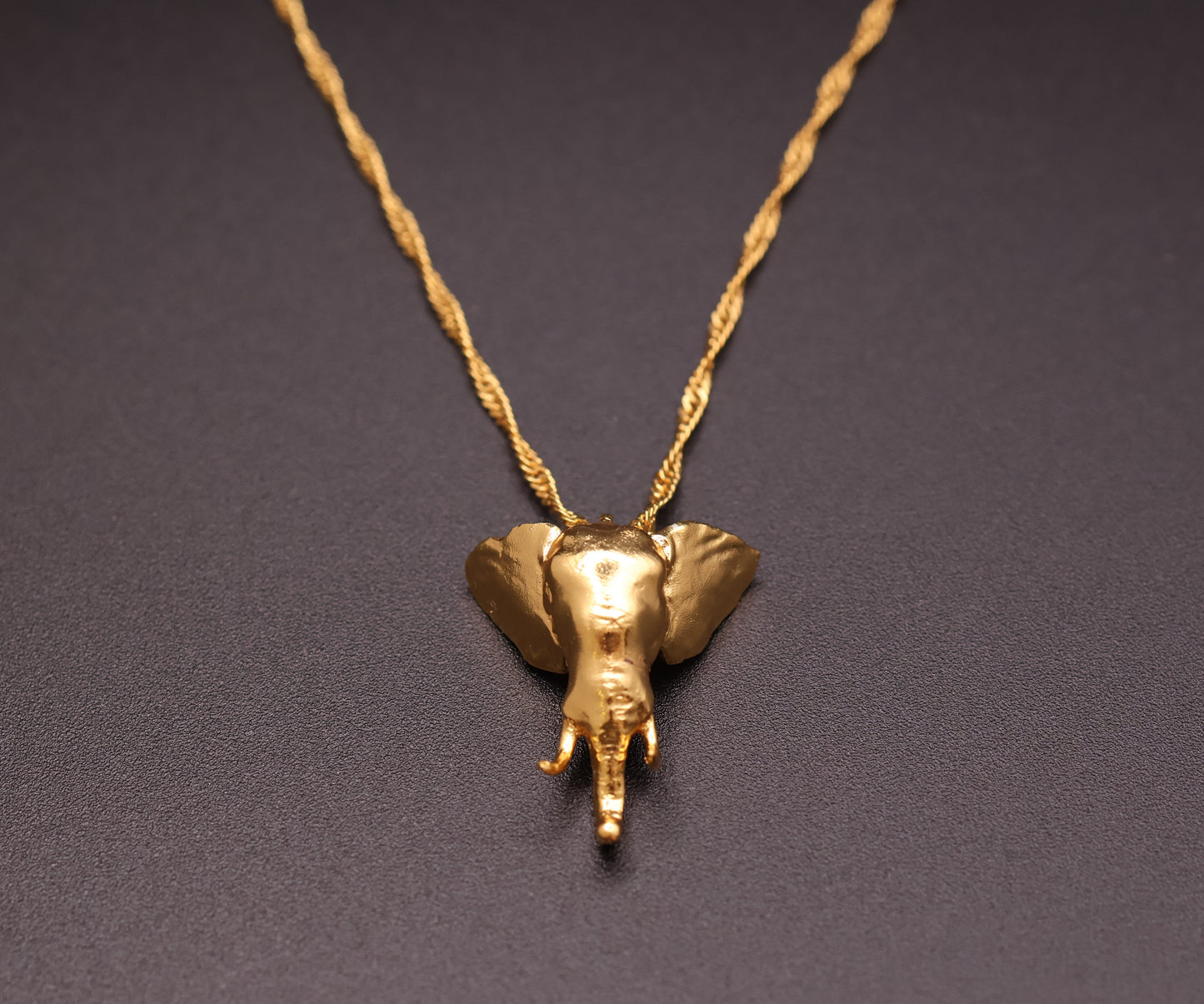 Collar con dije de elefante bañado en oro 24K