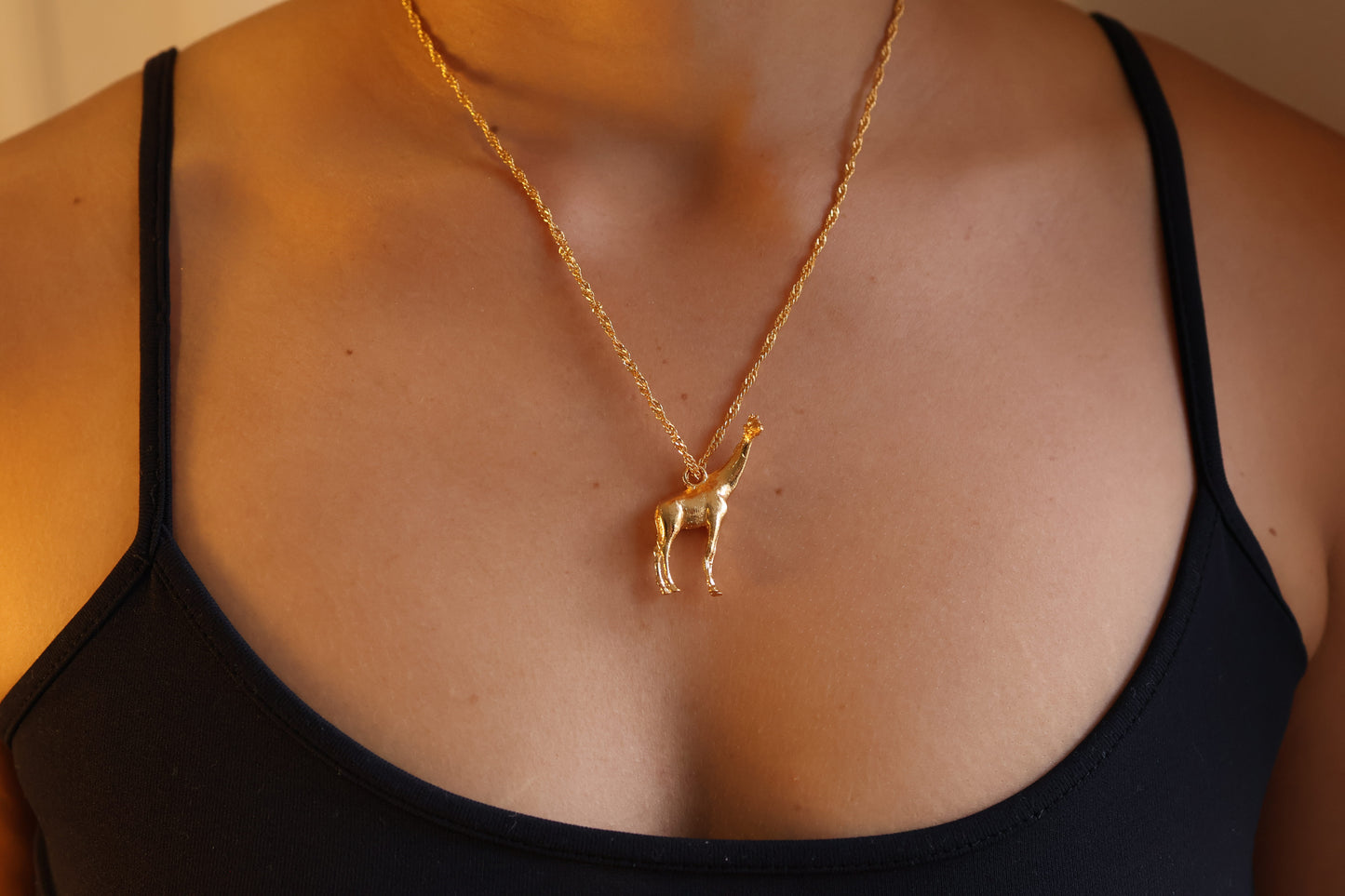 Collar con dije de jirafa bañado en oro 24K