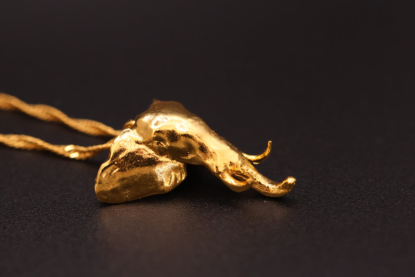 Collar con dije de elefante bañado en oro 24K