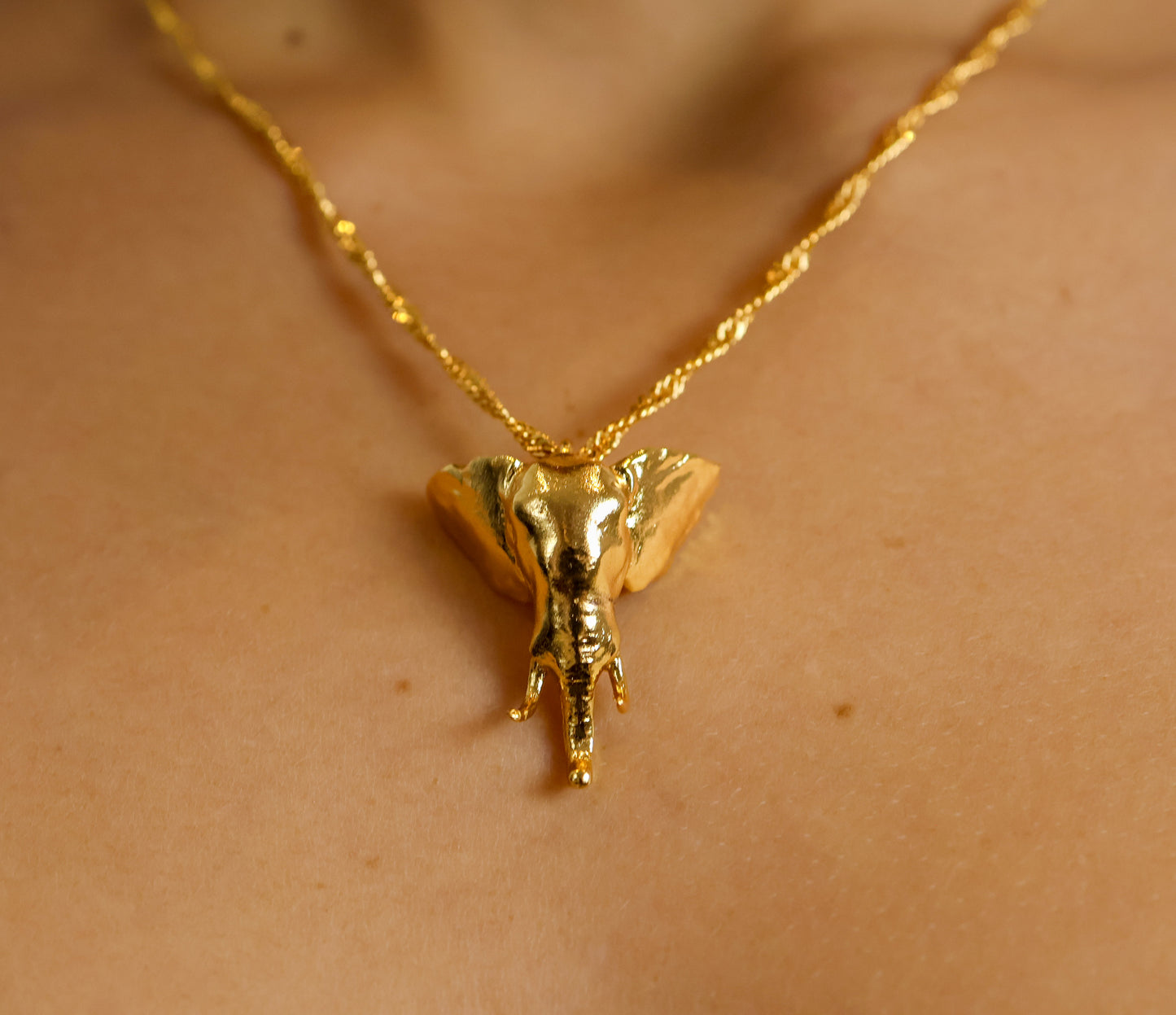 Collar con dije de elefante bañado en oro 24K