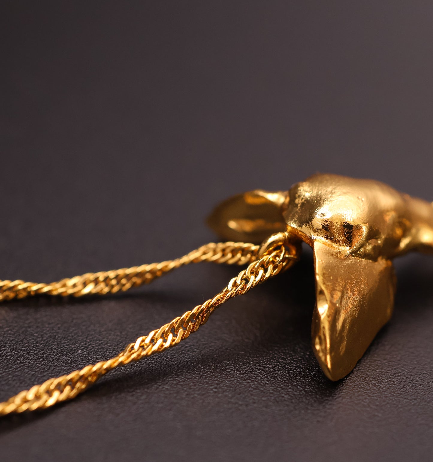 Collar con dije de elefante bañado en oro 24K