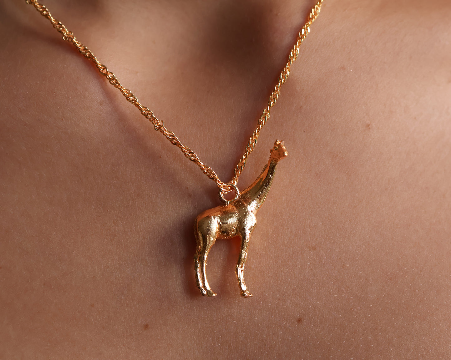 Collar con dije de jirafa bañado en oro 24K