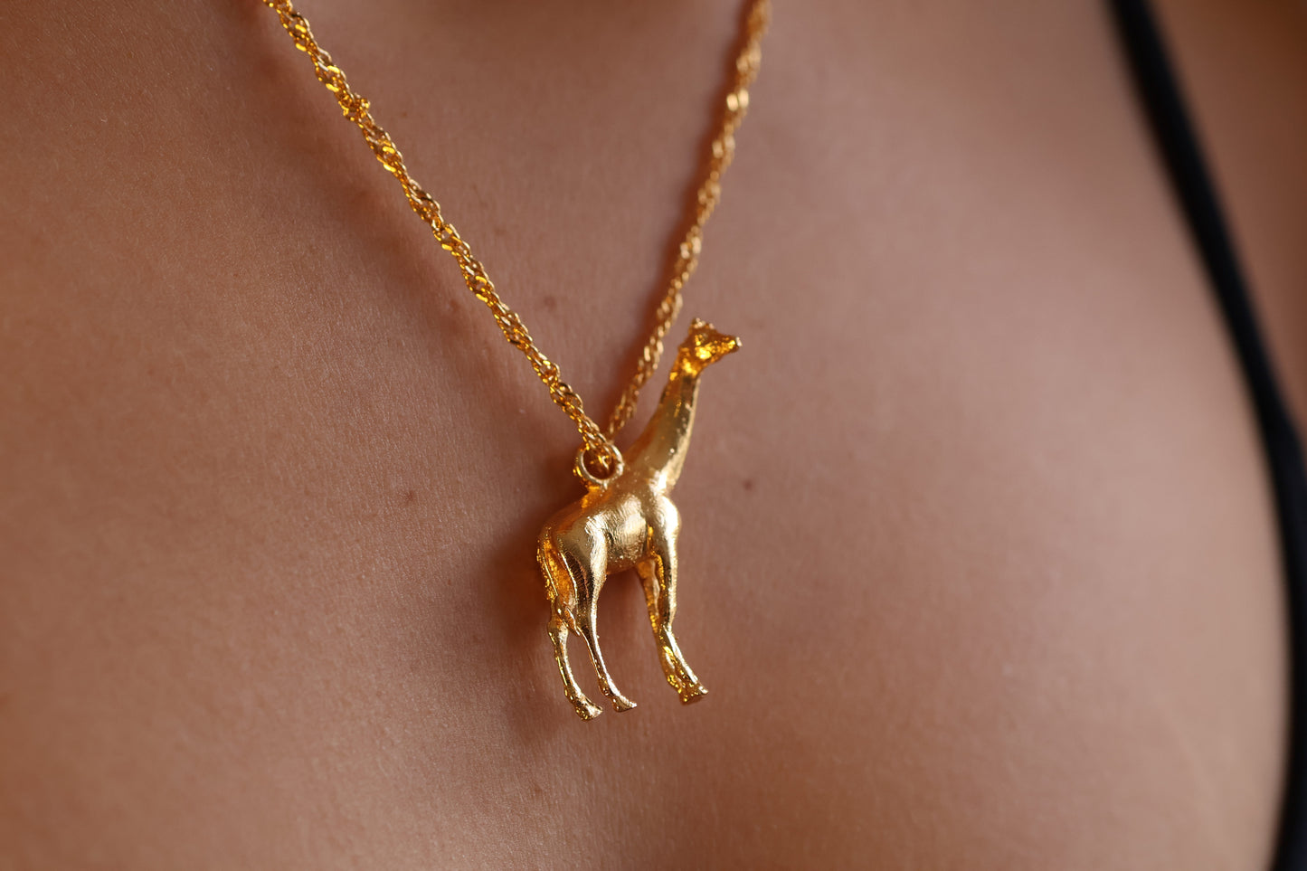 Collar con dije de jirafa bañado en oro 24K