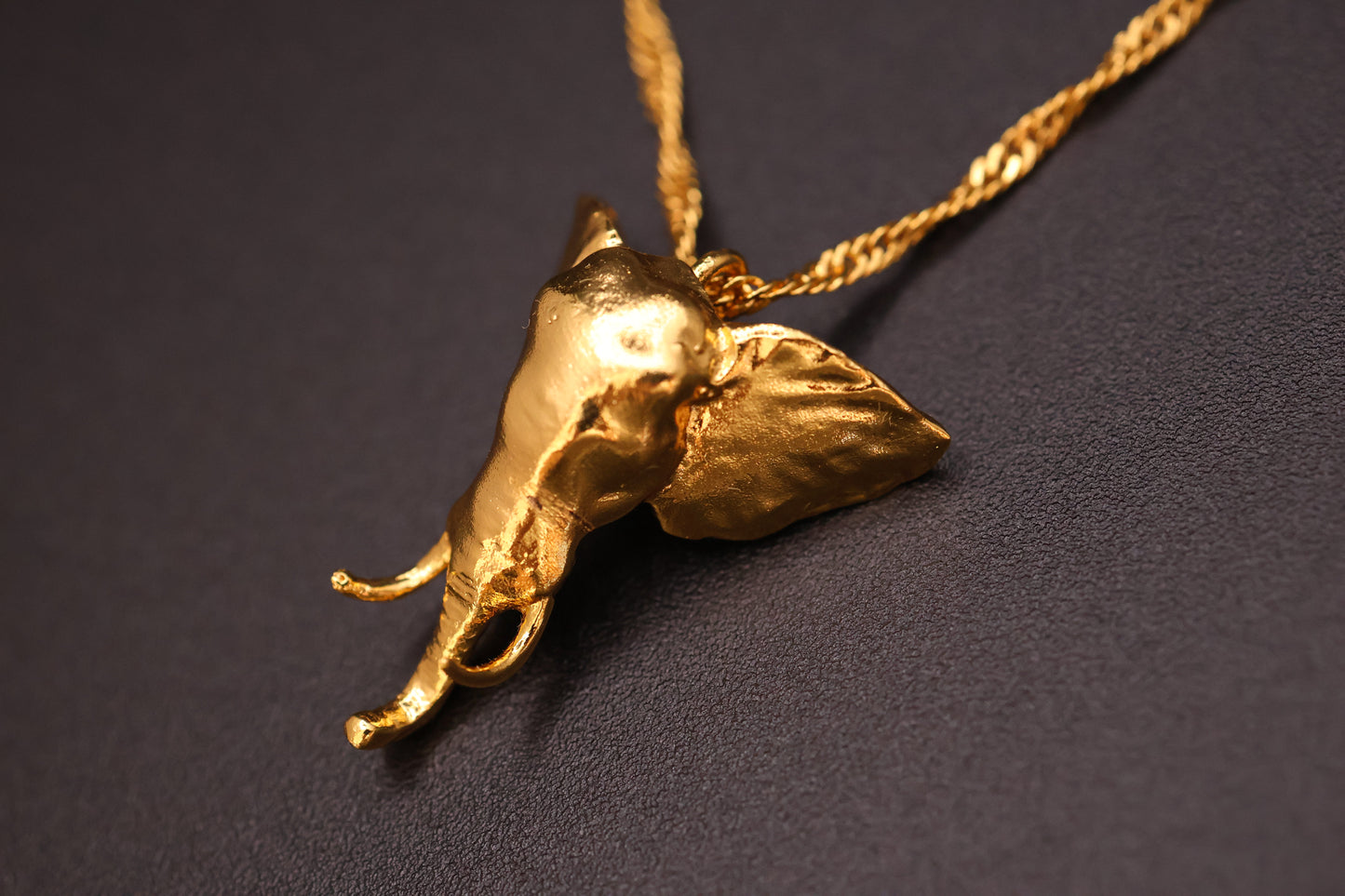 Collar con dije de elefante bañado en oro 24K