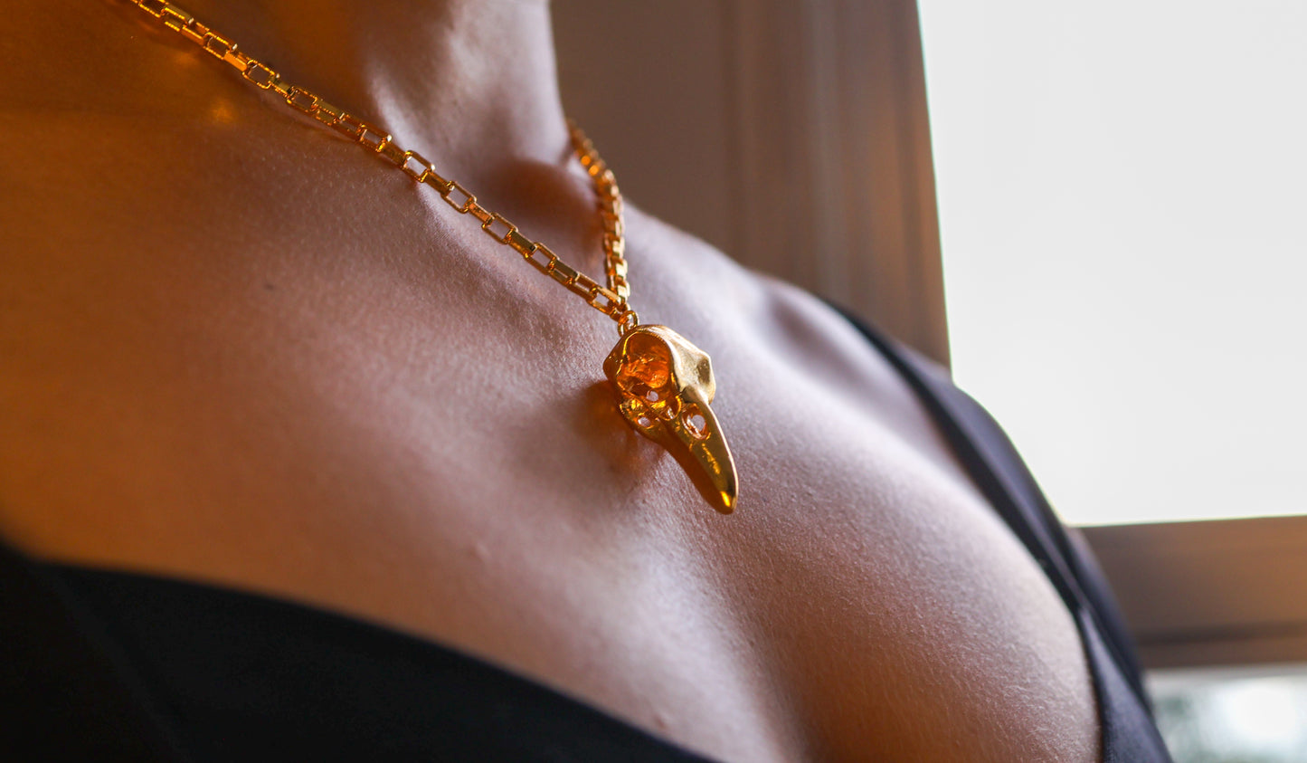 Collar con dije de cuervo (Big) bañado en oro 24K