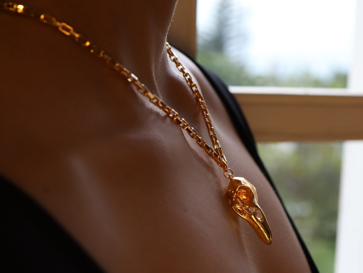 Collar con dije de cuervo (Big) bañado en oro 24K