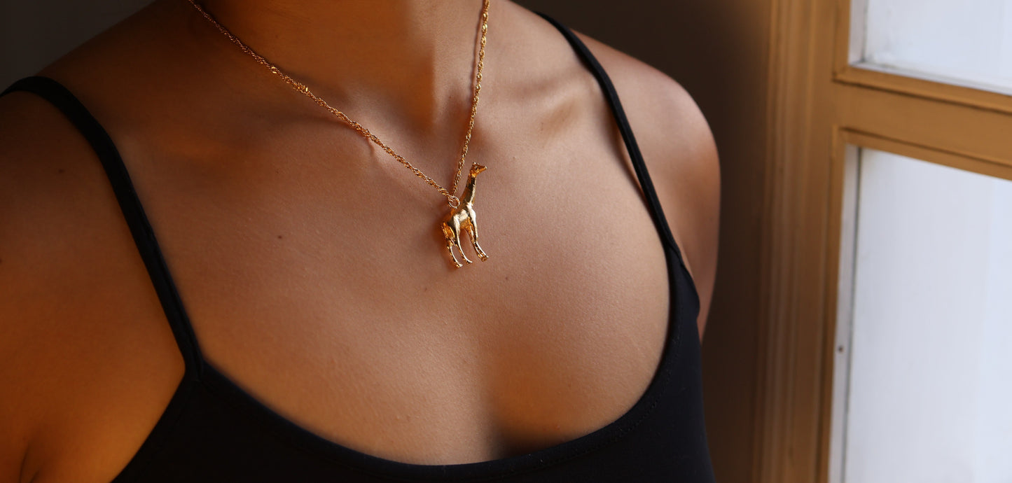 Collar con dije de jirafa bañado en oro 24K