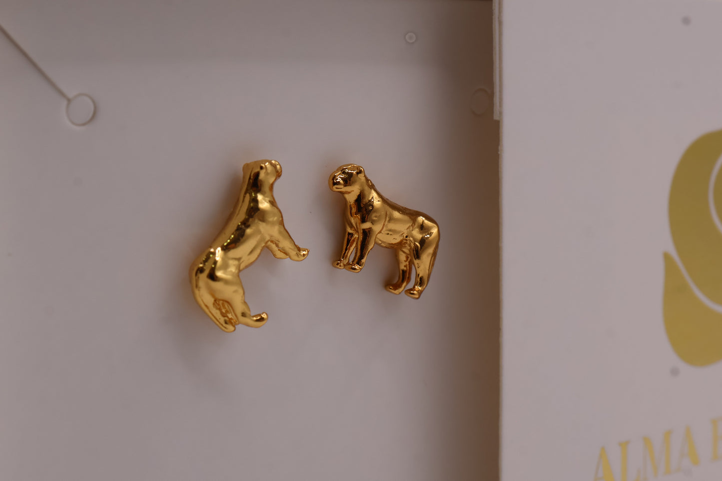 Aretes leona con baño en oro o plata