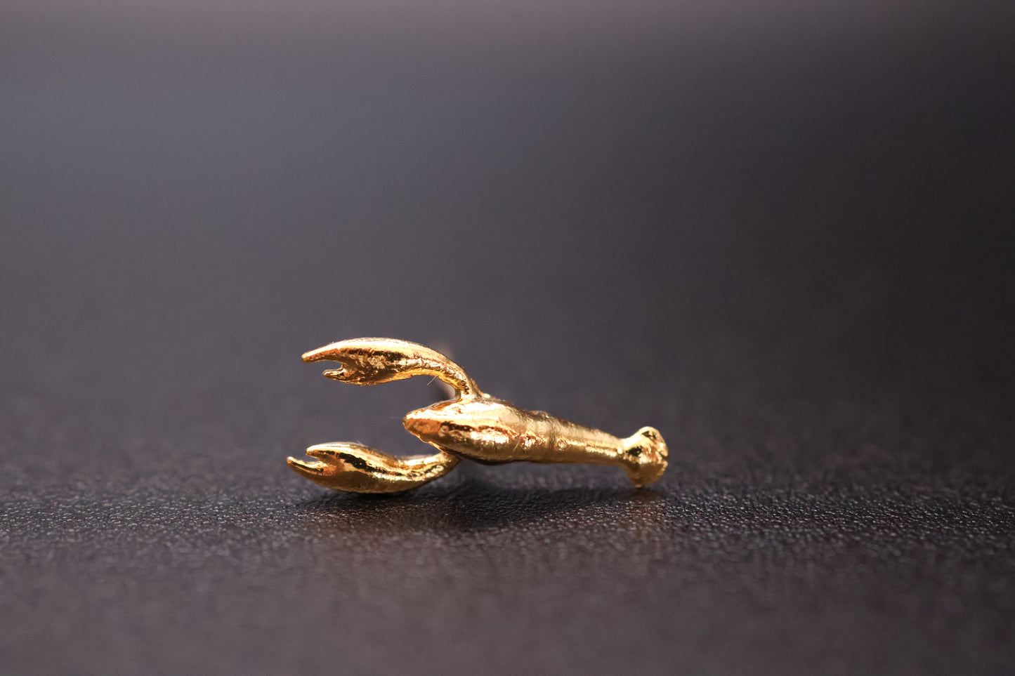 Aretes de langosta dorada bañados en oro 24K3