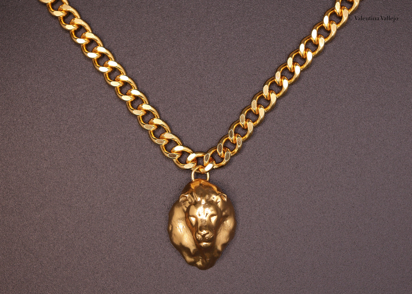 Collar con dije de León bañado en oro 24K