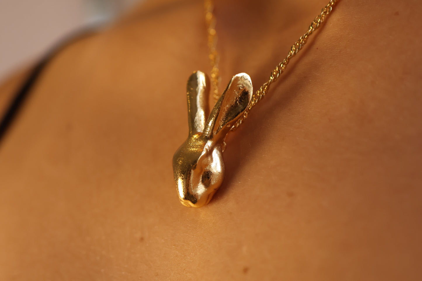 Collar con dije de conejo salvaje bañado en oro 24k