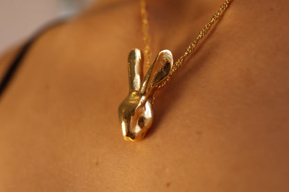 Collar con dije de conejo salvaje bañado en oro 24k
