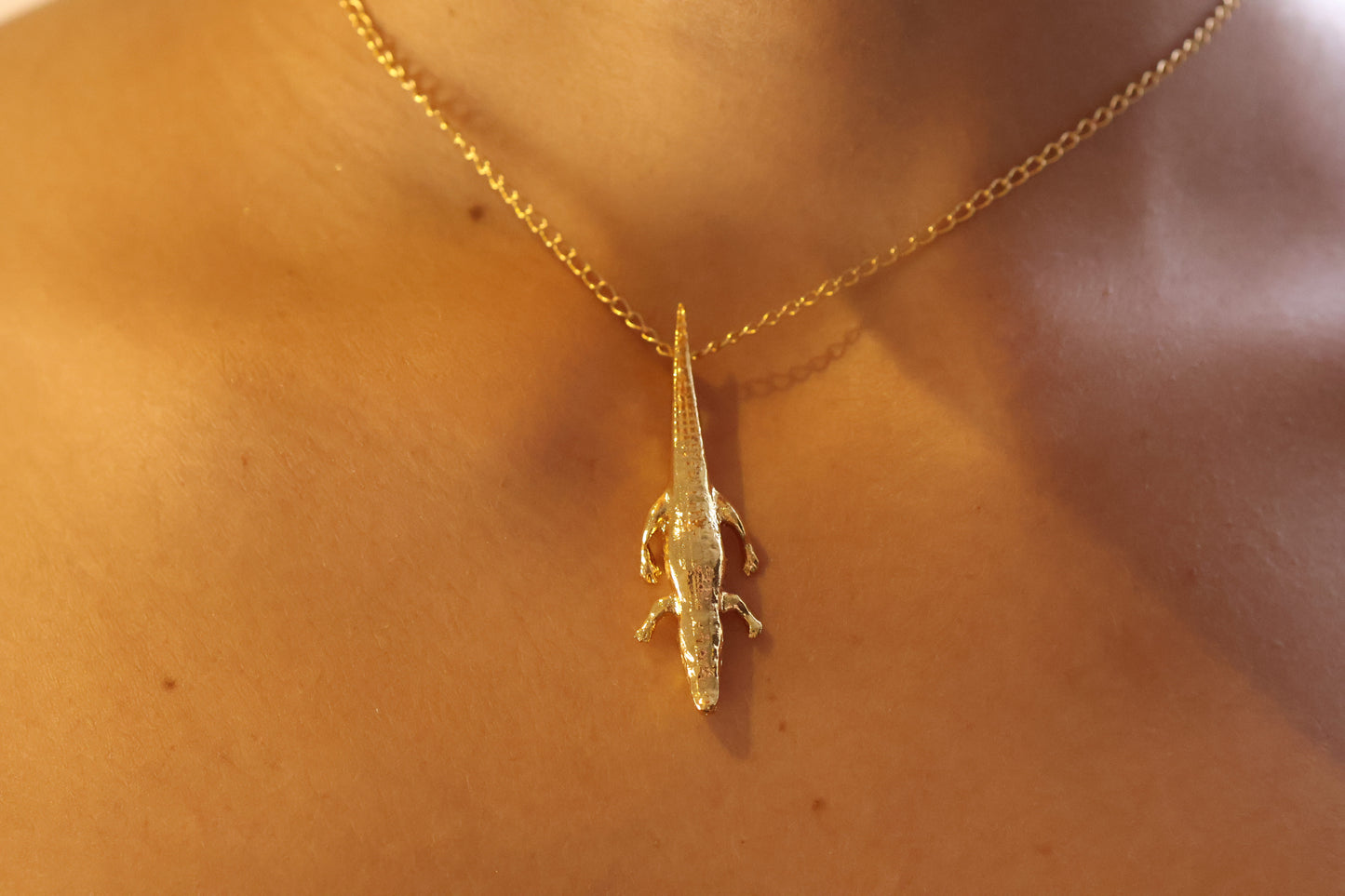 Collar con dije de cocodrilo africano bañado en oro 24k