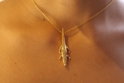 Collar con dije de cocodrilo africano bañado en oro 24k