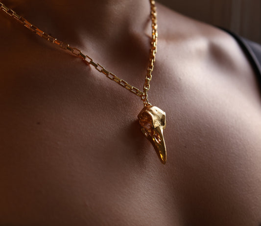 Collar con dije de cuervo (Big) bañado en oro 24K