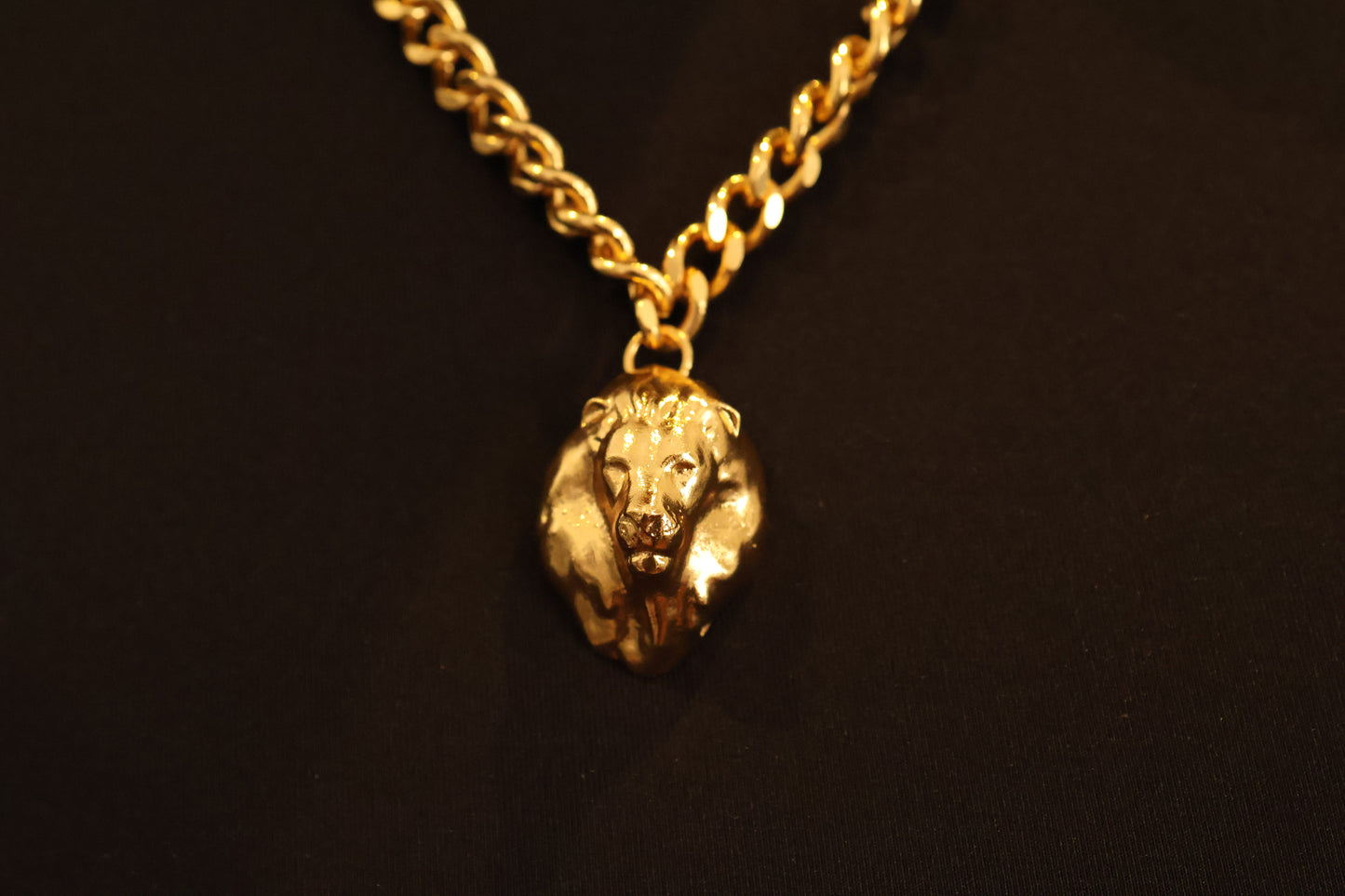Collar con dije de León bañado en oro 24K