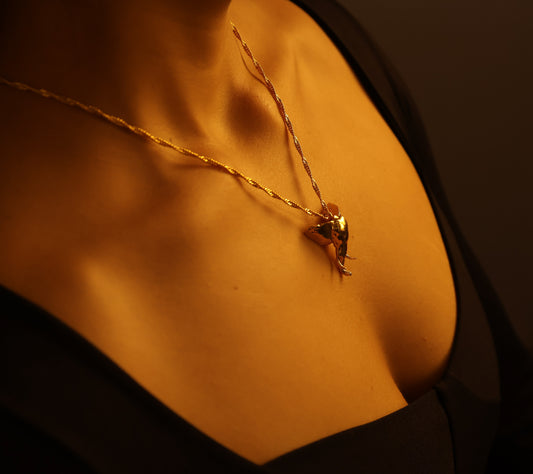 Collar con dije de elefante bañado en oro 24K