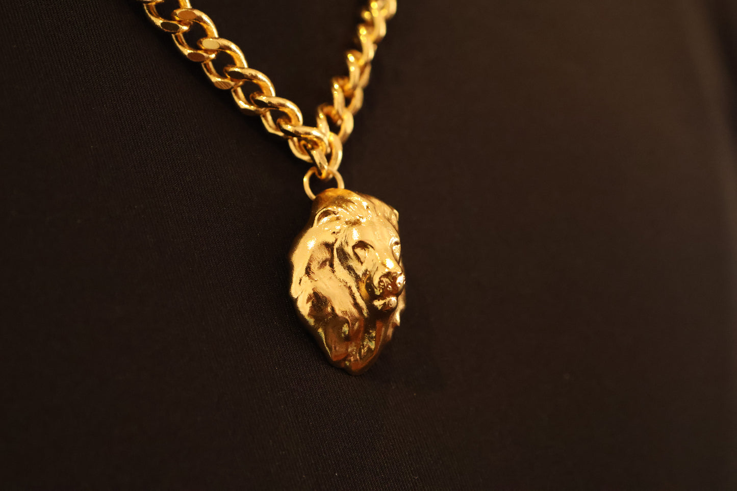 Collar con dije de León bañado en oro 24K