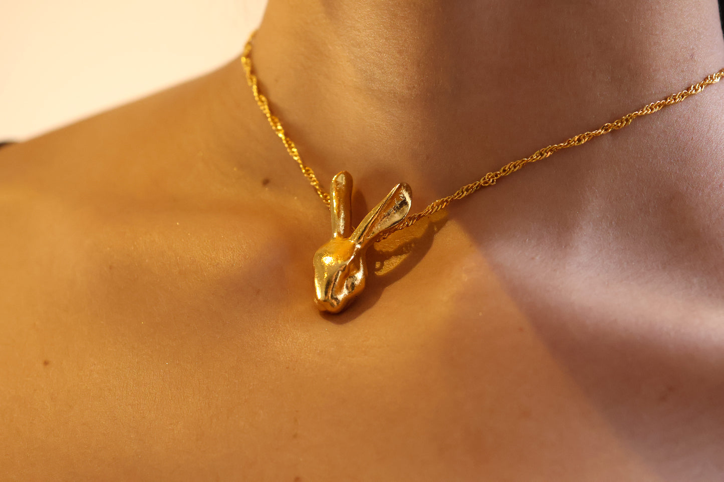 Collar con dije de conejo salvaje bañado en oro 24k