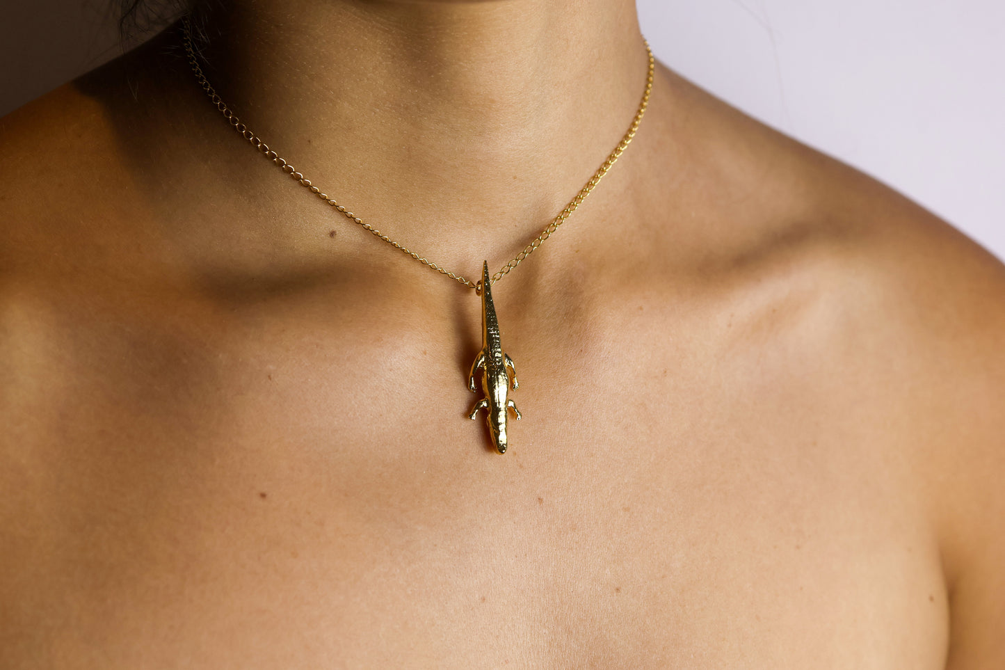 Collar con dije de cocodrilo africano bañado en oro 24k