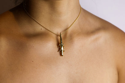 Collar con dije de cocodrilo africano bañado en oro 24k