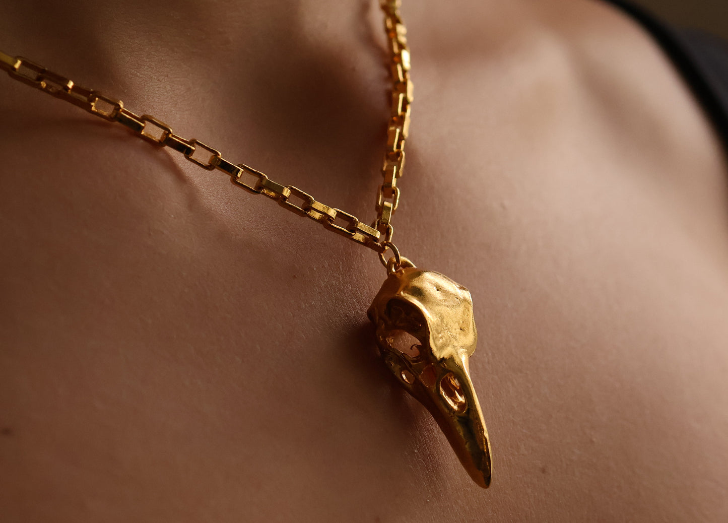 Collar con dije de cuervo (Big) bañado en oro 24K