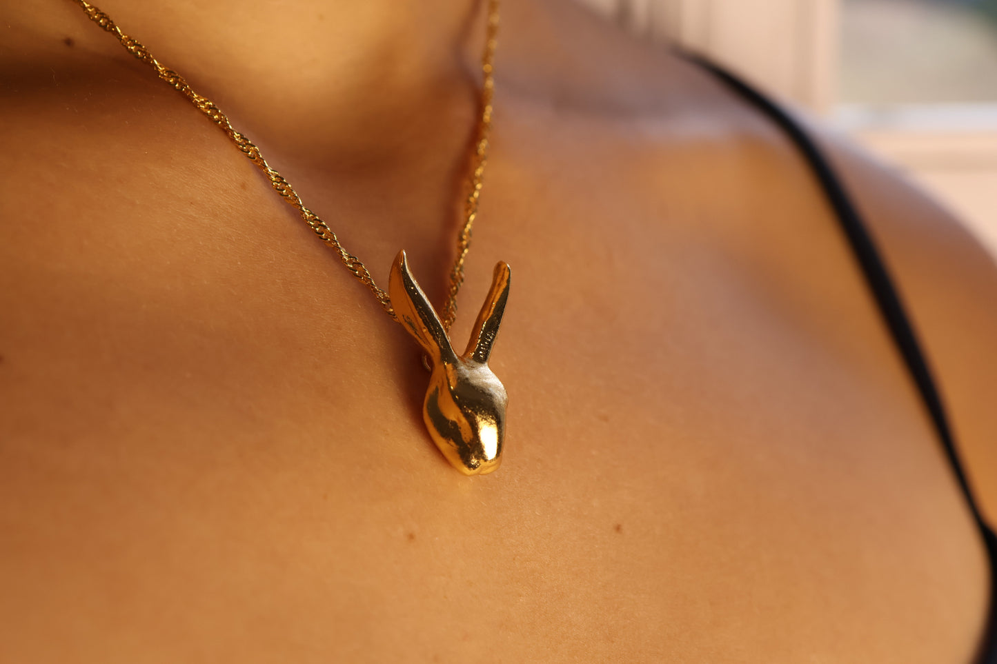 Collar con dije de conejo salvaje bañado en oro 24k