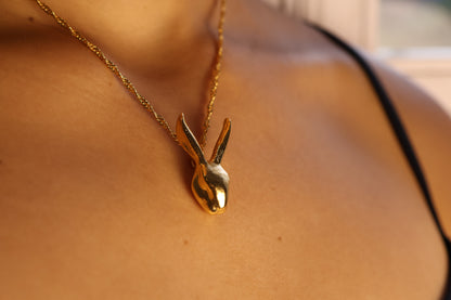 Collar con dije de conejo salvaje bañado en oro 24k