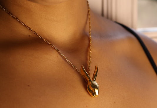Collar con dije de conejo salvaje bañado en oro 24k