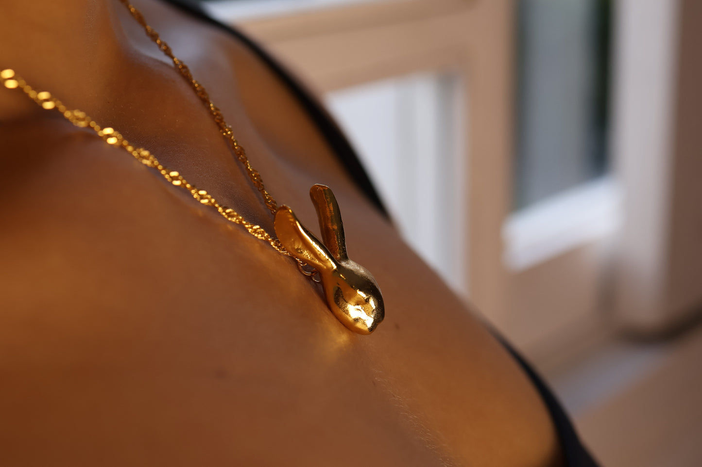 Collar con dije de conejo salvaje bañado en oro 24k