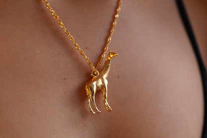 Collar con dije de jirafa bañado en oro 24K