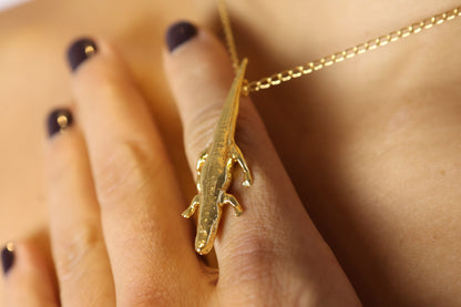 Collar con dije de cocodrilo africano bañado en oro 24k