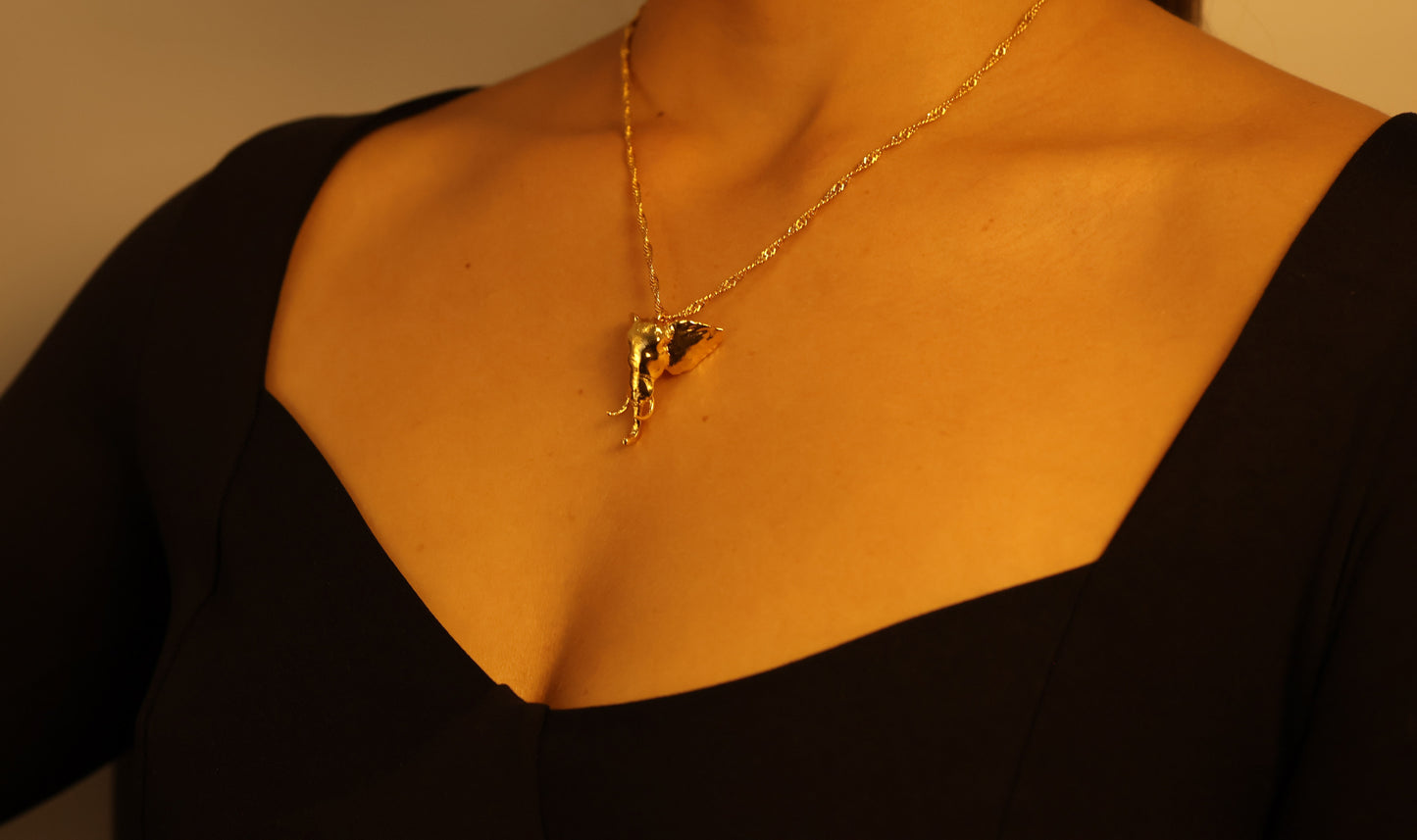 Collar con dije de elefante bañado en oro 24K