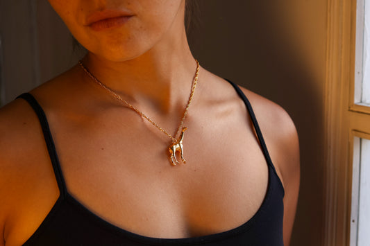 Collar con dije de jirafa bañado en oro 24K