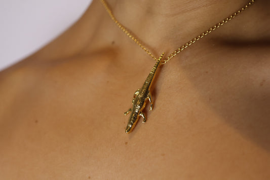 Collar con dije de cocodrilo africano bañado en oro 24k
