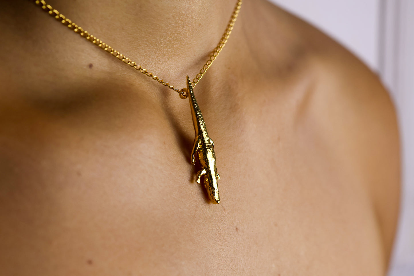 Collar con dije de cocodrilo africano bañado en oro 24k