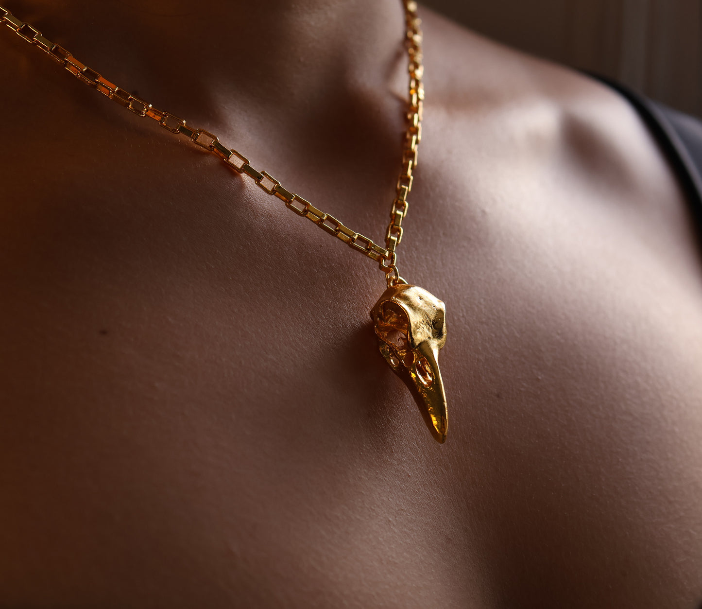 Collar con dije de cuervo (Big) bañado en oro 24K