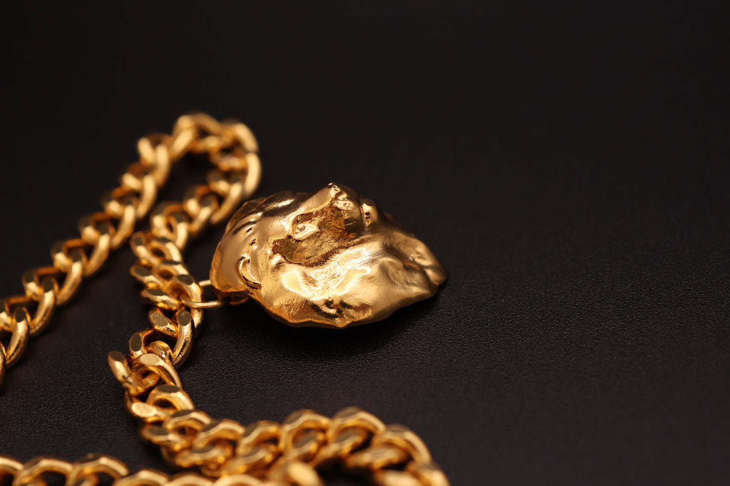 Collar con dije de León bañado en oro 24K