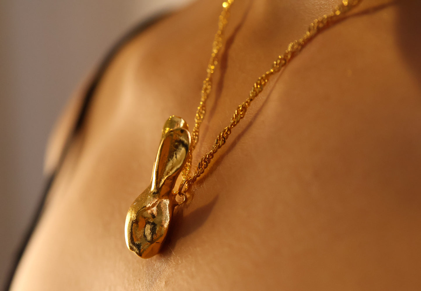 Collar con dije de conejo salvaje bañado en oro 24k