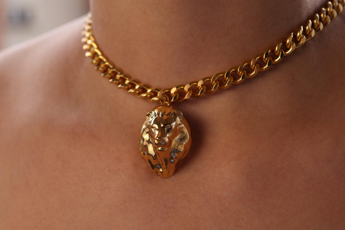 Collar con dije de León bañado en oro 24K