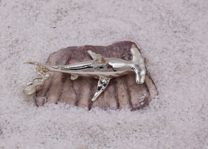 Charm Tiburon Martillo en baño de plata