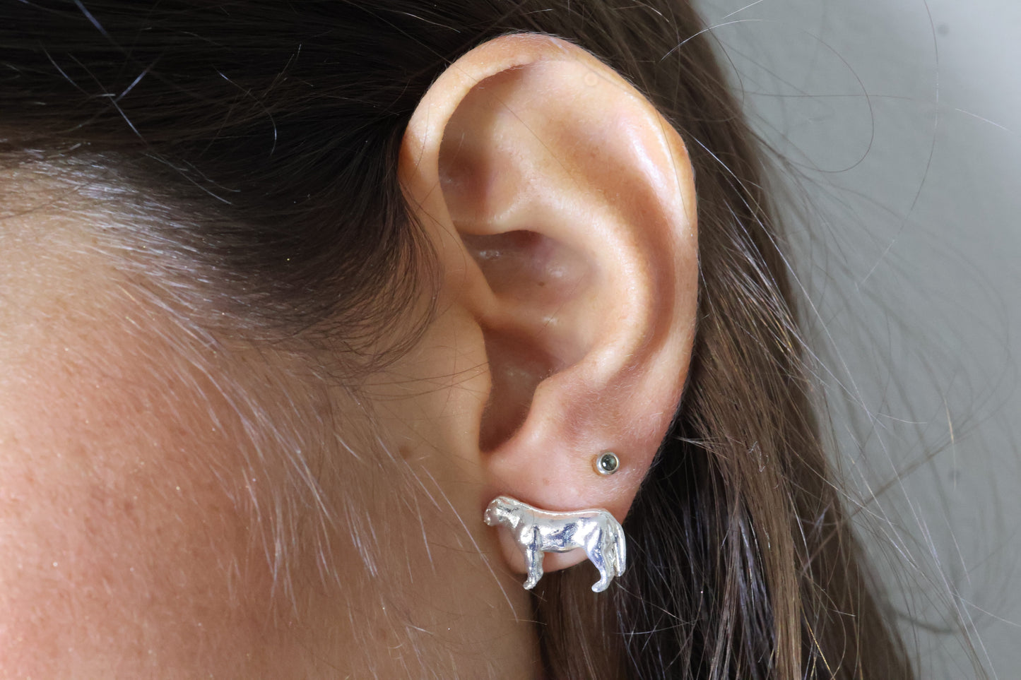 Aretes leona con baño en oro o plata