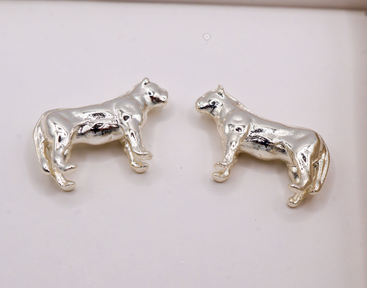 Aretes leona con baño en oro o plata