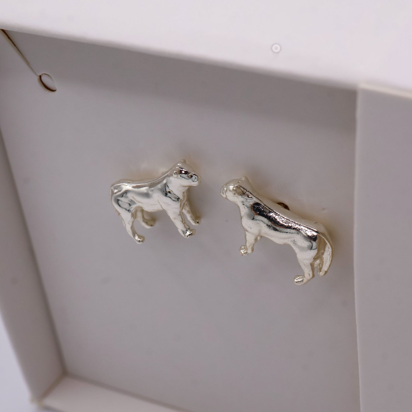 Aretes leona con baño en oro o plata