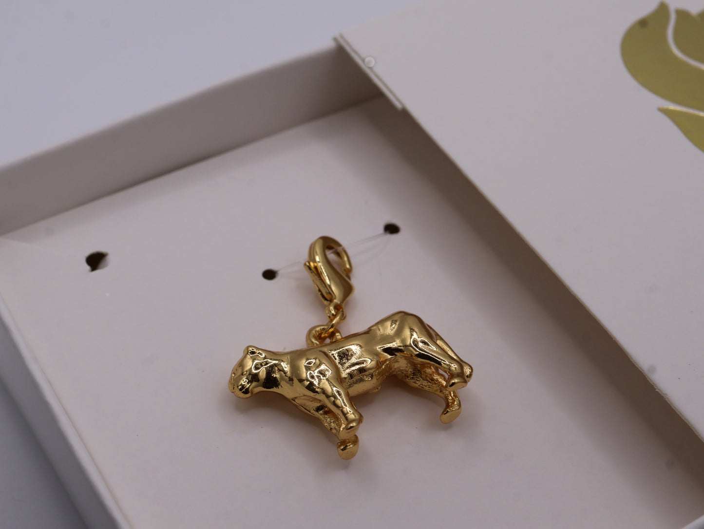 Charm leona baño de oro o plata