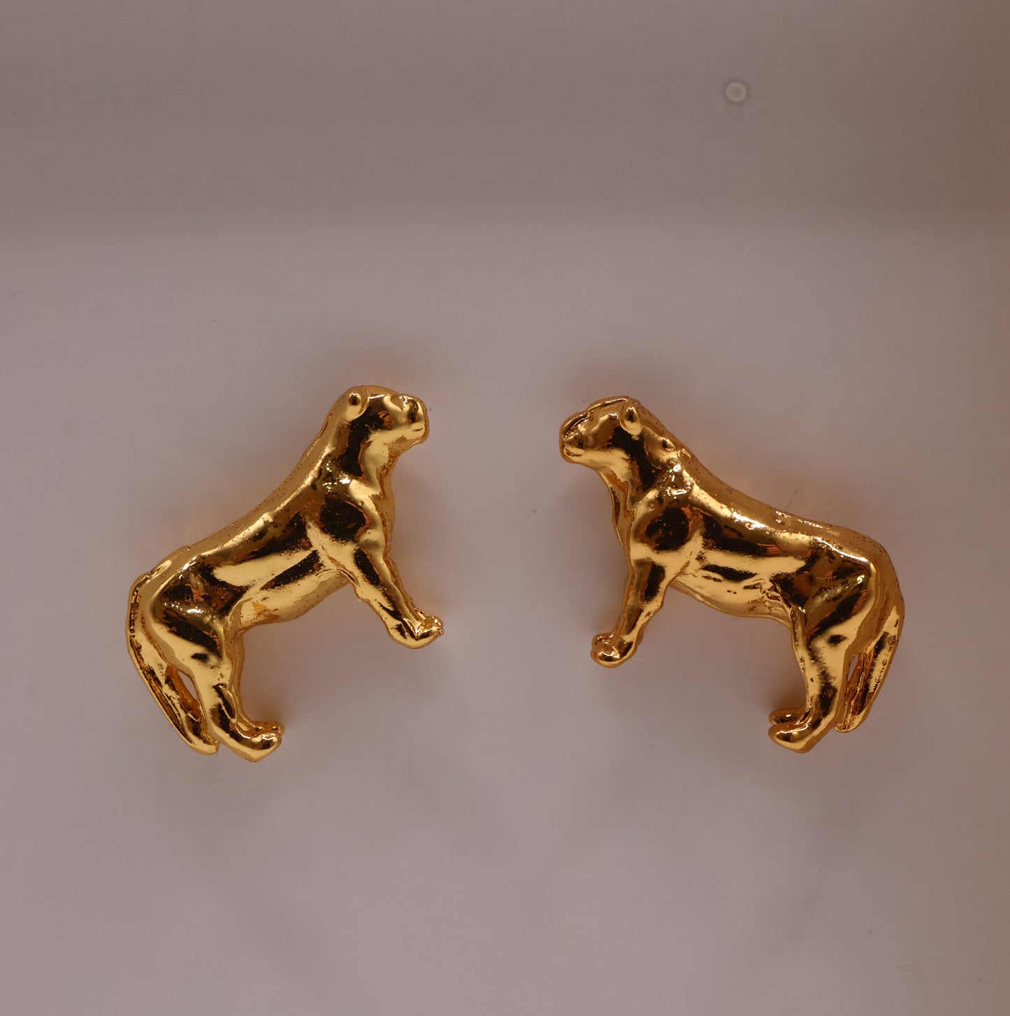 Aretes leona con baño en oro o plata