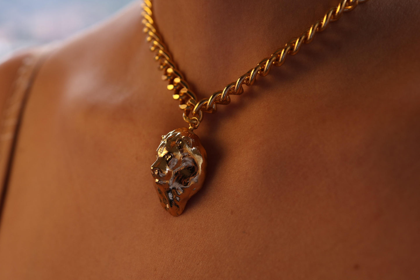 Collar con dije de León bañado en oro 24K