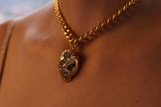 Collar con dije de León bañado en oro 24K
